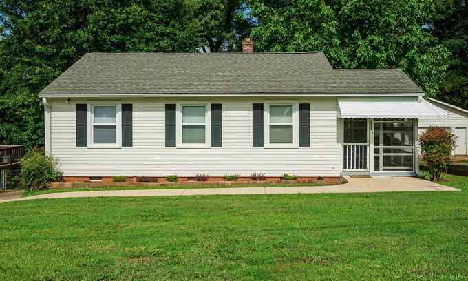 Sans Souci House | Respite Inn- Monthly Rental 3 Miles to DT GVL