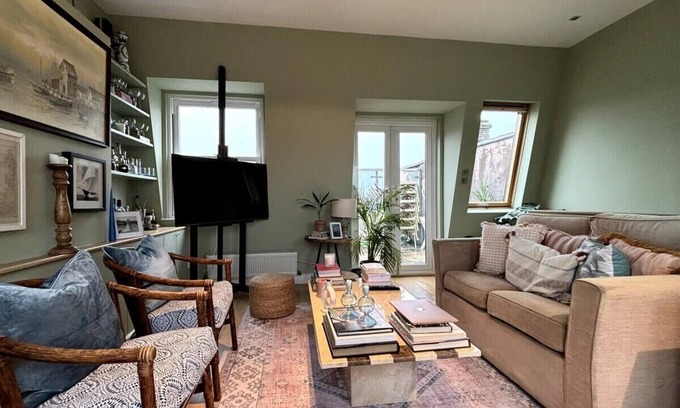 Richmond-upon-Thames Apartment | Resplendent Riverside Residence | 3 Bed | Fulham