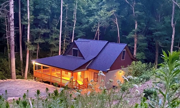 Old Fort Cabin | Retreat - Creek, Sliding Rock, Waterfalls, Fishing, Hiking, Hot Tub, Fire Pit
