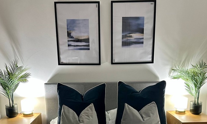 East Acton House | Retreat to a Stylish Ensuite in London