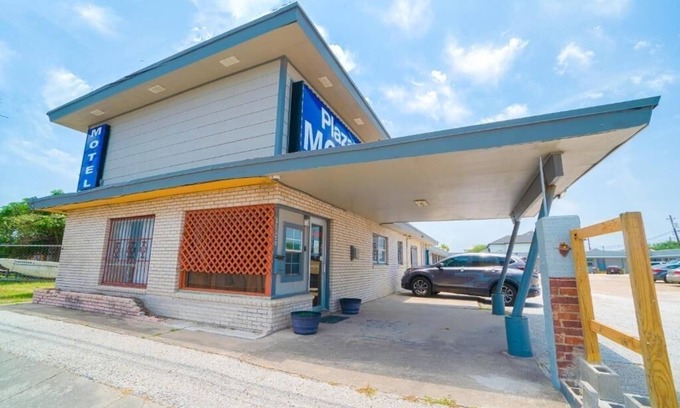 Flour Bluff Hotel | Retreat Unit Free Parking Near Mustang Island Beach And Local Sights
