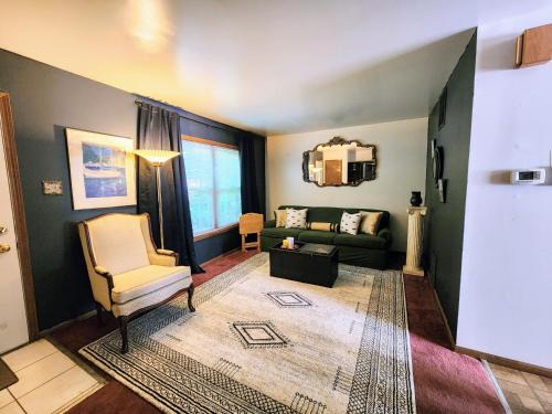 Chicago Apartment | Retro 2 BR Home 6 mins to United Center with Parking
