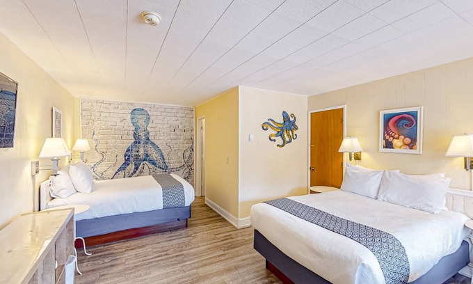 Bandon House | Retro getaway near beach with fast WiFI - walk to downtown shops & eateries