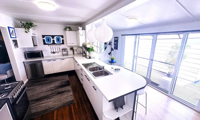 Cessnock Cottage | Retro Hidden Gem with Deck & BBQ, 10 mins To Wineries