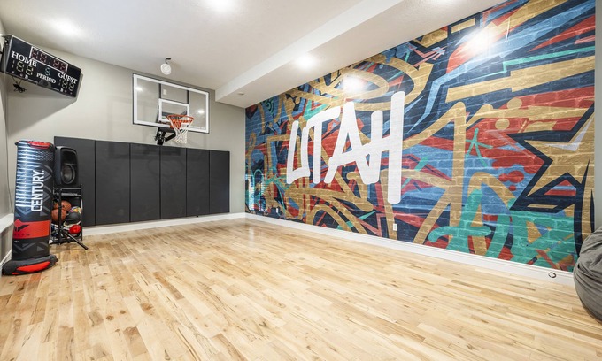 Cottonwood Heights House | Retro house of fun- Sleeps 20- 8 Person Hot tub
