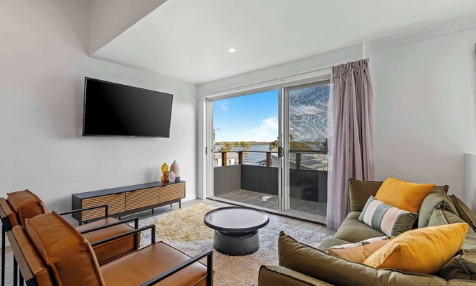 Buff Point Apartment | Retro Lake Vista By Coast Hosting