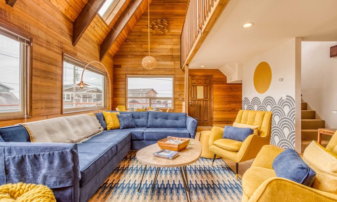 Lincoln City House | Retro Retreat-Beach Bungalow*HotTub*Block to Beach*Deck*Close to Casino