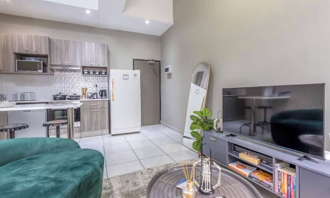 Greater Johannesburg Metropolitan Area Apartment | Retro Retreat | FREE Parking | Back Up Power | Cinema | Wifi