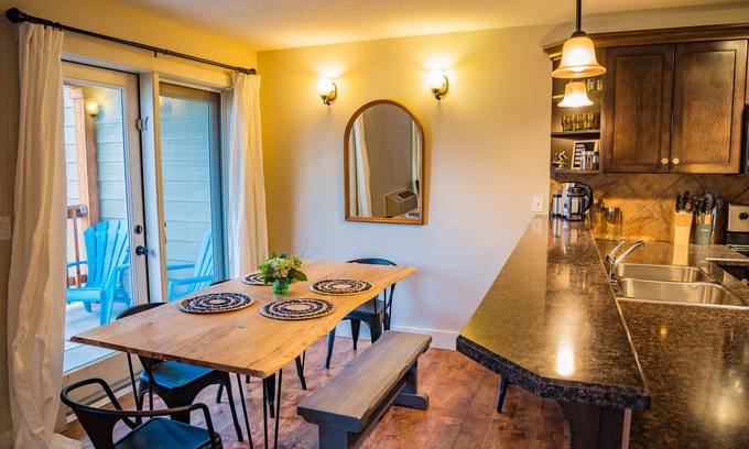 East Kootenay Apartment | Rewind Radium | Groundfloor Getaway| 2 Patios | Jacuzzi Soaker Tub | Family Ftrs