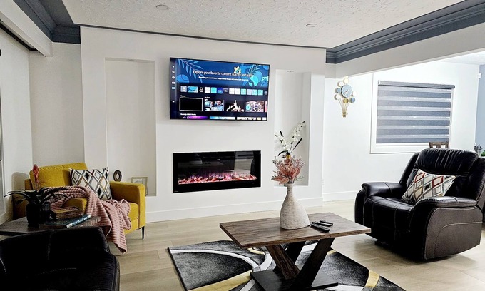 Edmonton House | RGW'S Cozy Casa Upper Modern & Stylish close to Rogers Place close to Down Town