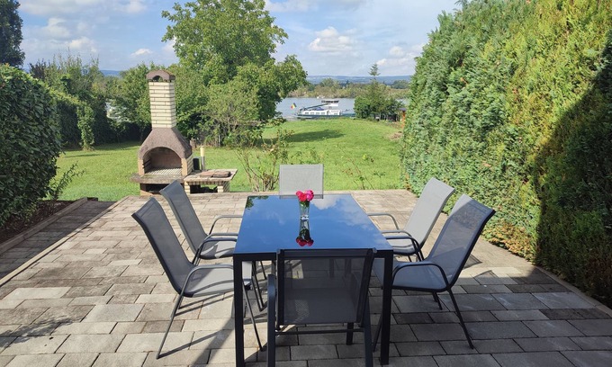 Urmitz House | Rheinuferhaus -Complete vacation home directly on the Rhine