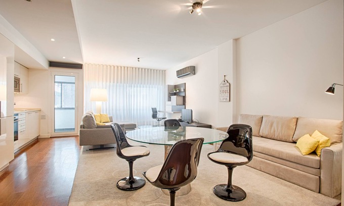 Sao Paulo Apartment | Ribeira 2 - Time Out Market - Brand new. A few steps from Mercado da Ribeira. Carefully decorated.
