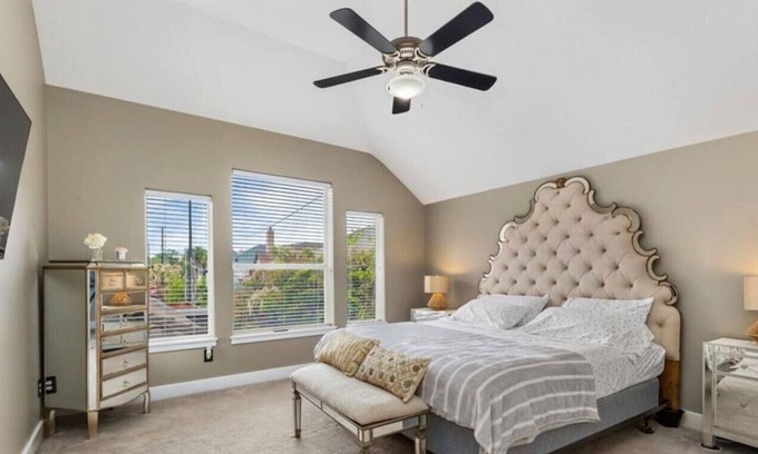 Uptown House | Rice Houston · Galleria Mall Stylish Home, Great for Groups!