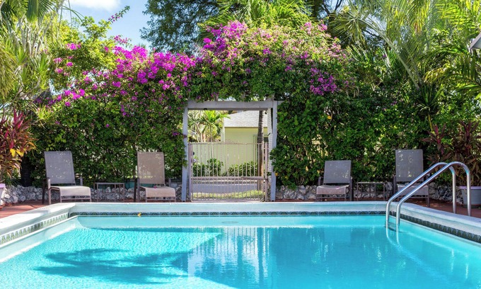 Hollywood Lakes Apartment | Richards Motel Courtyard