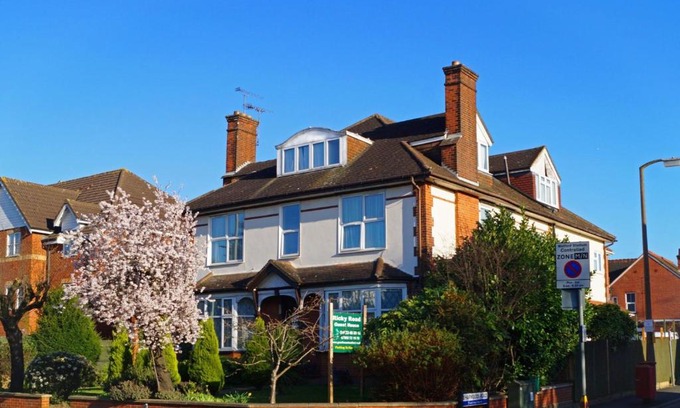 Watford Hotel | Ricky Road Guest House - Budget