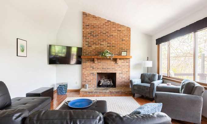 Burnsville Cottage | Ridgetop Retreat near Asheville, Hot Tub & Views!