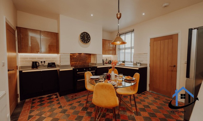 Doncaster House | Rigg House - 2 bedroom 2 bathrooms sleeps 6