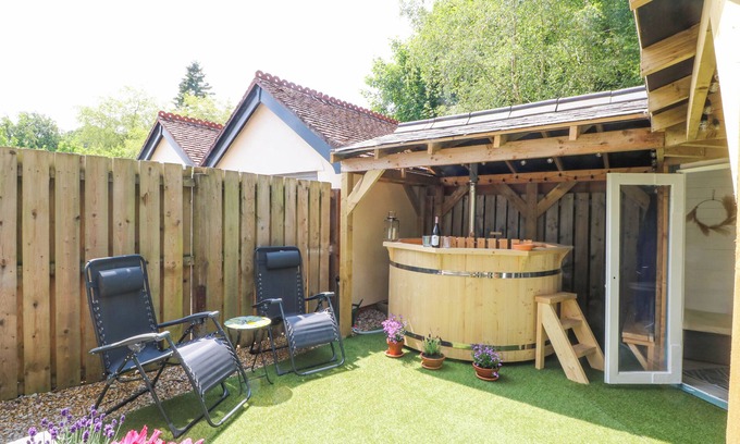 Hendrerwydd Cottage | RISING SUN COTTAGE, with hot tub in Lixwm