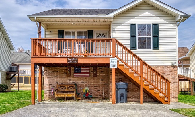 Pigeon Forge Ski Chalet | River Access- 1 Mile off of Pigeon Forge Parkway- Hot Tub-pet friendly-motor cycle Friendly
