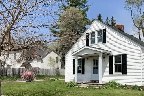 Bellaire House | River Beach Cottage