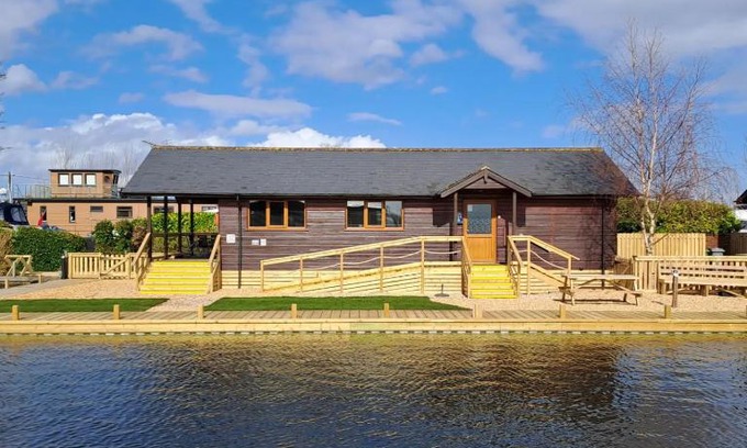 Brundall House | River Breeze - Norfolk Broads