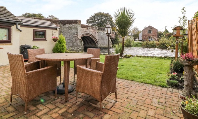 Eamont Bridge Cottage | RIVER COTTAGE, pet friendly, character holiday cottage in Penrith