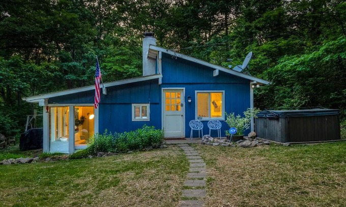 Luray House | River Escape 3BR Cabin - Hot Tub, Starlink Wifi, Tubing