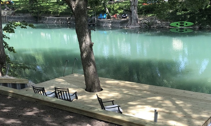 Canyon Lake House | River front! 🦮Friendly! 🛶Canoe, kayak/SUP, 🚤Boat rental. 2min from Whitewater