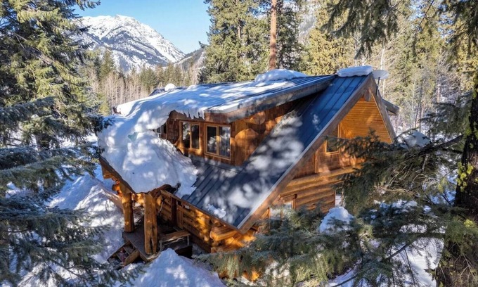Mazama Cabin | River Front | Mountain Ski Cabin