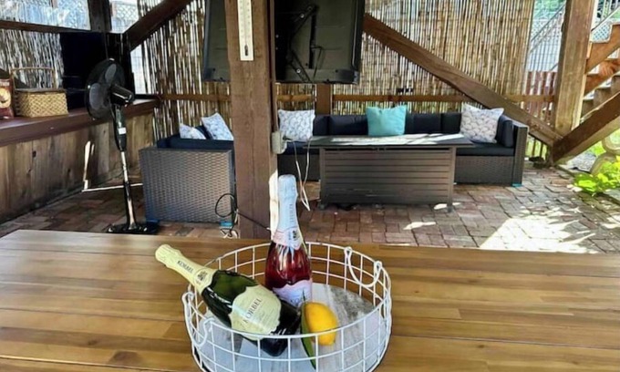 Guerneville House | River Haven: Hot Tub, Outdoor Lounge, Walk to Beach