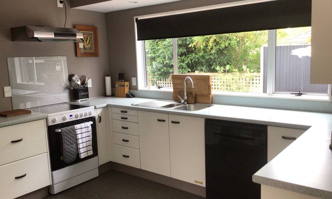 Rangatira Park House | River Heights. Peaceful and spacious, pet friendly and 10mins walk to town