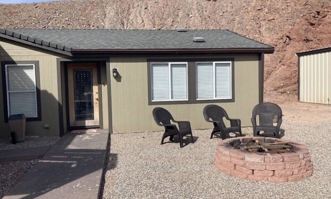 Parker Strip House | River house with desert view