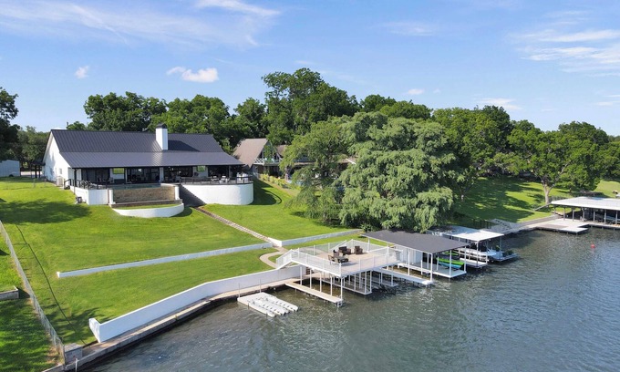 Kingsland House | River Oaks Luxury Lakeshore | Concierge Services Available