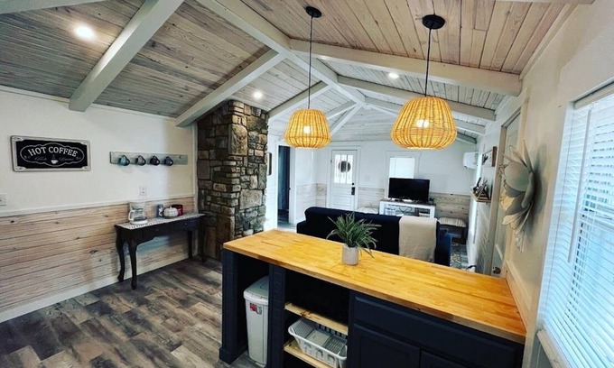 Mammoth Spring House | River Rock Cabin - Near Spring River and Main St