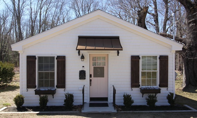 Kennebunk Cottage | River Rose Cottage River/Tub/Fireplace