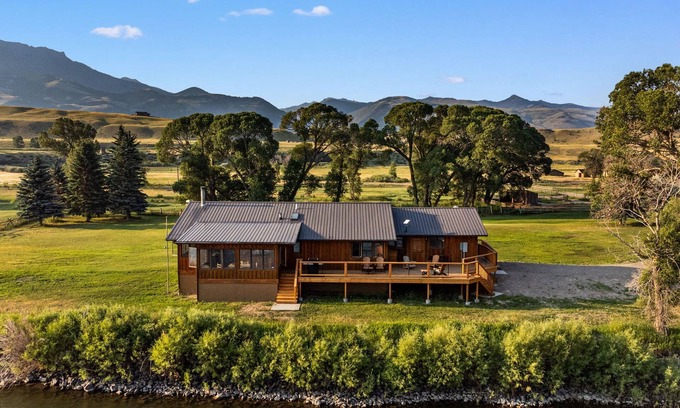 Pray House | River Rose - Fully remodeled charming ranch style cabin on Yellowstone River!