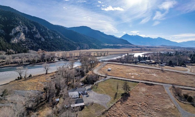 Livingston House | River Run Retreat: A Stylish Cottage on the Yellowstone