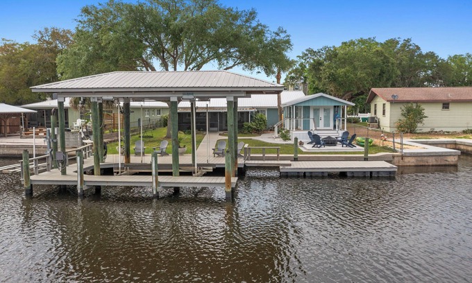 Homosassa House | River's Edge Retreat-3/3.5, sleeps 9, waterfront with dock! Newly Remodeled!