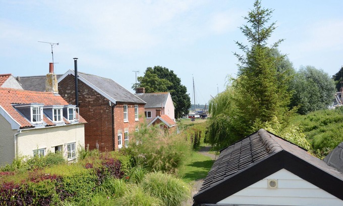 Pin Mill Cottage | RIVER VIEW, PIN MILL, pet friendly, with open fire in Pin Mill