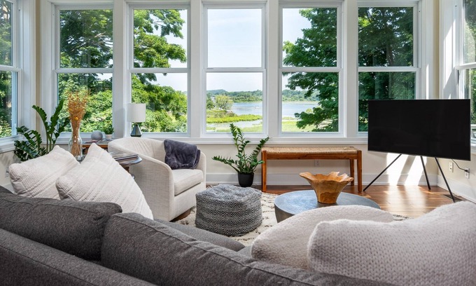 Douglas House | River View Retreat