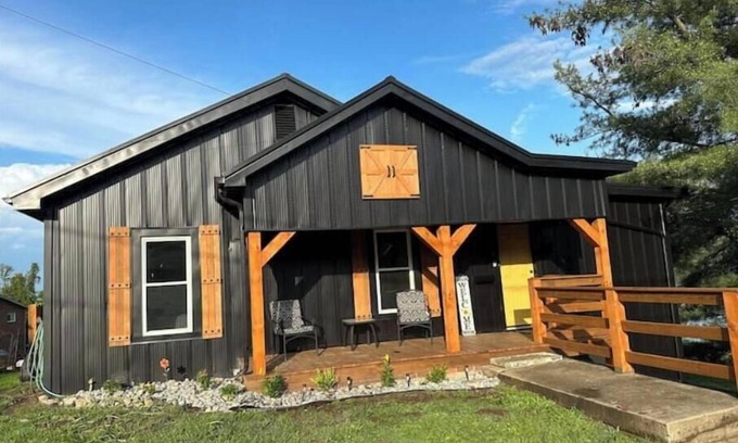 Gallipolis Ferry House | RiverBreeze Lodge on the Ohio/Hot Tub Game Room