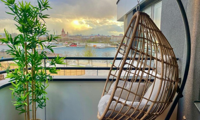 Kaisermuhlen Apartment | Riverfront Apartment with Balcony & AC