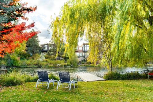 Old Bend House | Riverfront Bend by AvantStay Private Dock Large Yard w Views Hot Tub