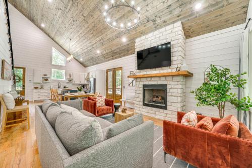 Broken Bow House | Riverfront Broken Bow Cabin with Private Hot Tub!