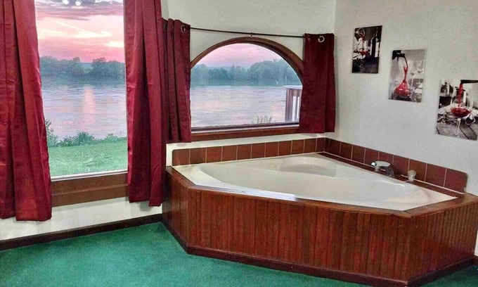 St. Joseph Cabin | Riverfront Cabin w/Jacuzzi View