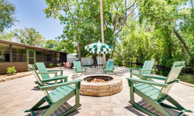 Homosassa House | Riverfront Cottage in Homosassa Chateau Relaxo