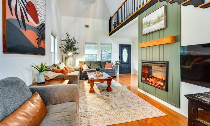 Thomaston House | Riverfront Cuero Vacation Home w/Spacious Deck!