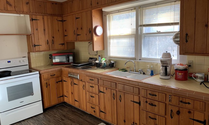Berryville House | Riverfront fishing and floating getaway