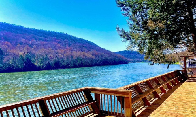 Kennerdell House | Riverfront Paradise