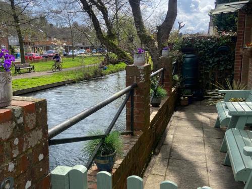 Winchester Apartment | RiverGem - Riverside Coach House